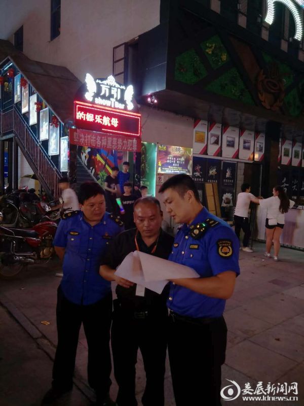 执法人员夜间执法，加大执法力度
