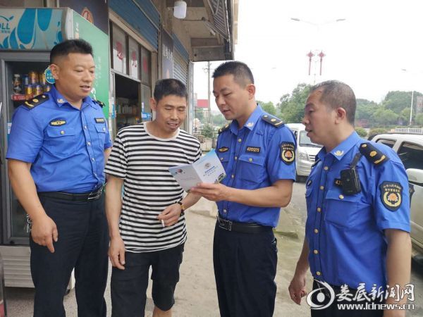 执法人员对市民进行面对面宣讲