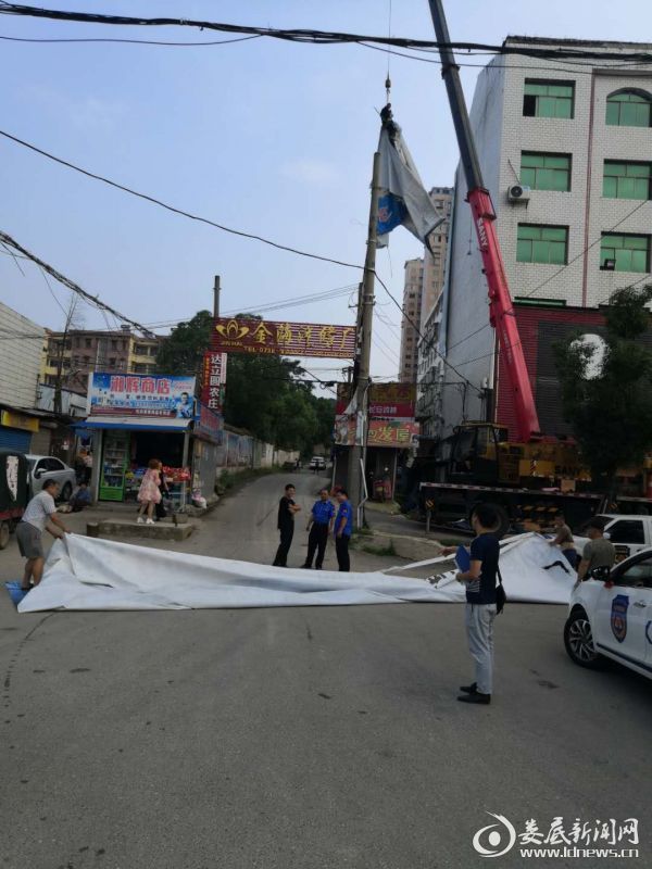 执法人员整治临街乱搭乱建