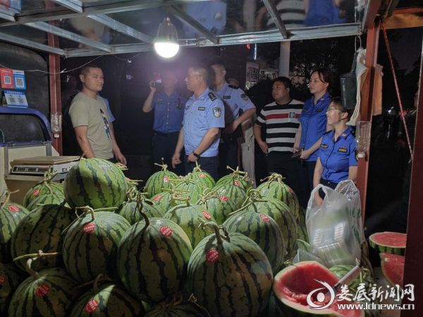 执法人员夜间执法，加大执法力度1