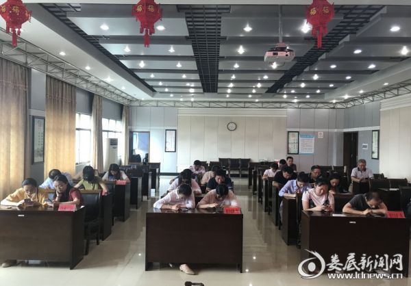 图为比赛选手积极参加“作风建设比一比 学习挑战来答题”活动 蒋源摄
