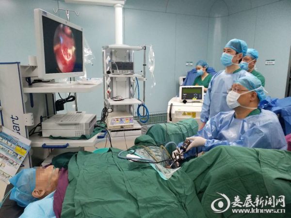刘晓冰主任医师实施微创手术 (2)