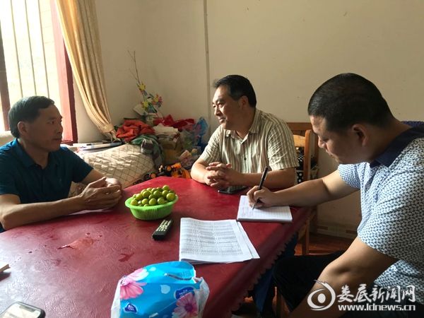 王雄在非贫困户家了解情况