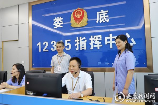 局长邓志洪（右二）接听五线合一后首个群众来电