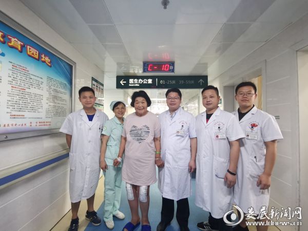部分医务人员与阙阿姨合影留念