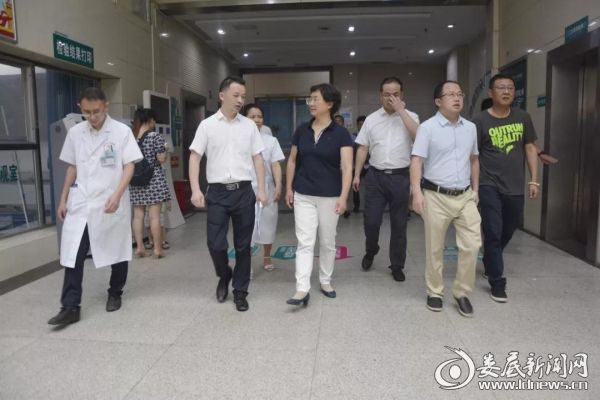 （杨明施（左三）在副院长邹自平（左二）的陪同下检查）