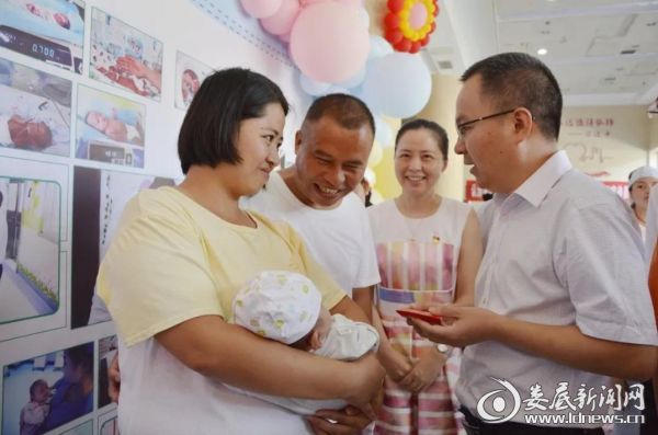（贺军民代表医院祝愿希希健康快乐、茁壮成长）