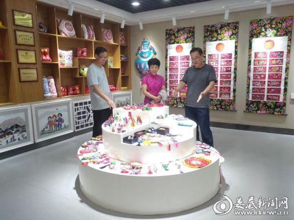 参观庆阳市文化馆香包展览厅