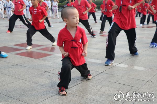 (孩子也积极投入到全民健身中来)