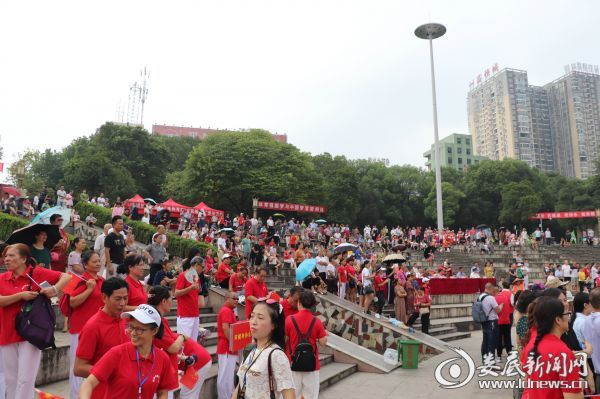 (被活动吸引而来的群众纷至沓来)