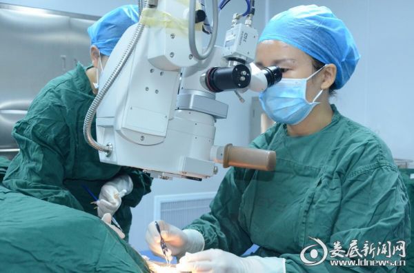 娄底爱尔眼科医院副院长兼焕晶白内障专家唐玖鸿正在实施手术