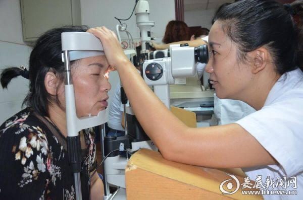 娄底爱尔眼科医院副院长兼焕晶白内障专家唐玖鸿为患者做术后复查