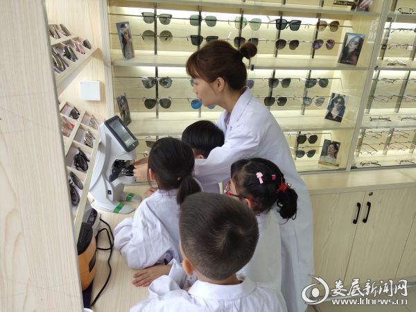 小朋友们认真学习