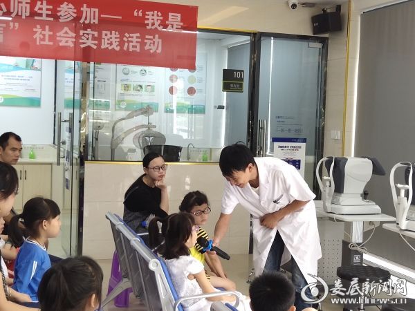 孩子们与医生热情互动