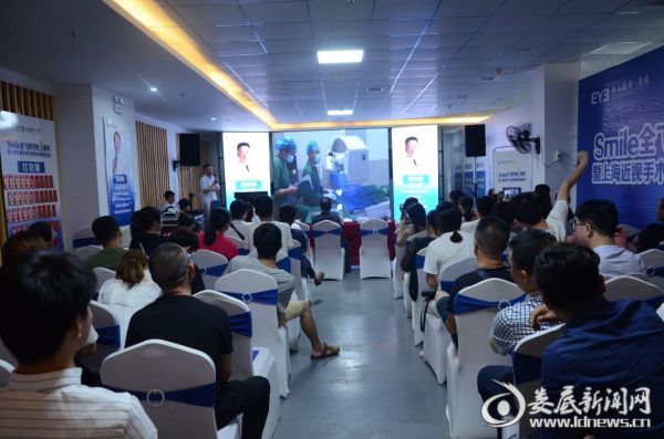 娄底爱尔眼科医院副院长兼屈光中心周映旗对手术过程做全程解说