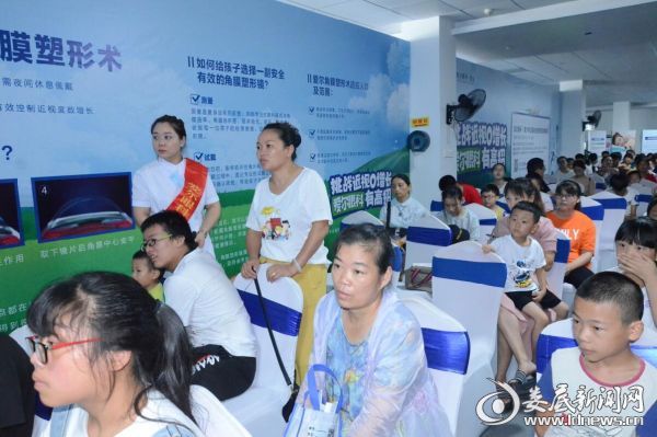 青少年家长踊跃提问