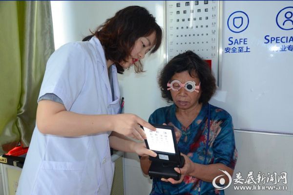 医护人员分别为老人做术后视力检测