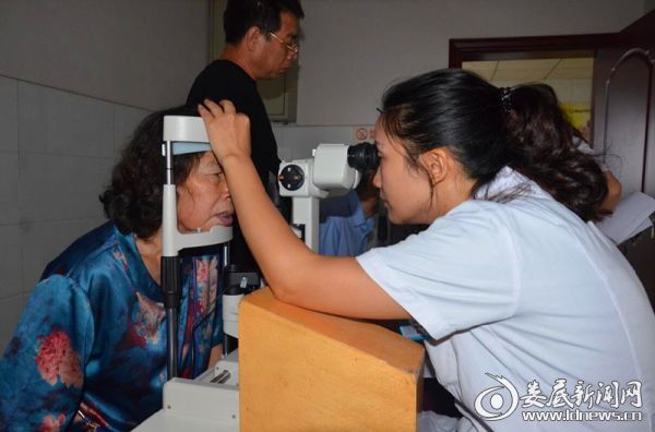 娄底爱尔眼科医院副院长兼焕晶白内障专家唐玖鸿为66岁刘模荣老人做术后复查