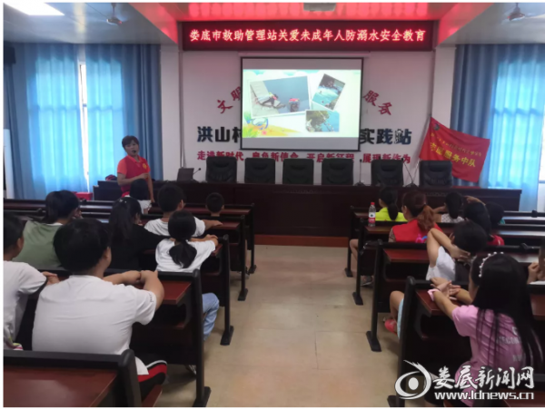 （讲师讲述暑假溺水事件多发的原因，孩子们认真听课）