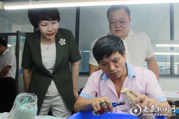（9月3日下午，市委常委、常务副市长张希慧到涟源市调研2019年产业项目建设，图为张希慧一行在涟源市旭辉首饰有限公司生产车间视察）