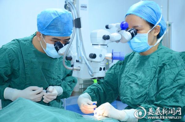 娄底爱尔眼科医院焕晶白内障专家唐玖鸿开展手术