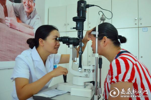 娄底爱尔眼科医院焕晶白内障专家唐玖鸿为彭大姐做术后复查