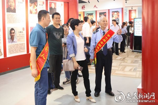 (第七届全国道德模范肖光盛、中国好人黄黎明等在娄底市道德模范身边好人馆观展)