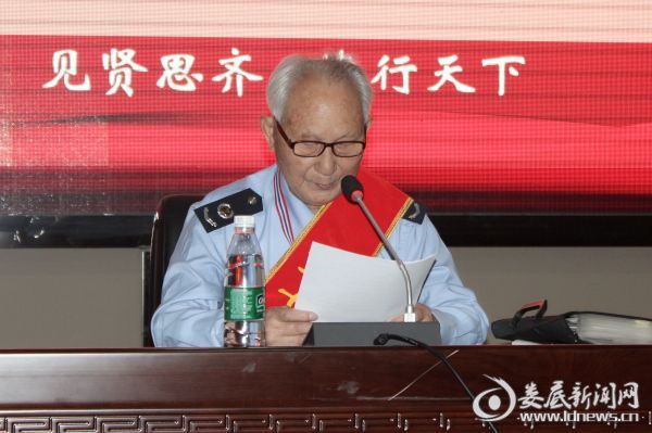 (第七届全国道德模范肖光盛老人用亲切、质朴、感人的事迹,打动了台下广大干部、群众、学生代表,用震撼心灵的平凡大爱给他们上了一堂生动的人生励志课)