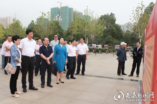 (9月19日上午,由娄底市委宣传部、市文明办主办的2019年“公民道德宣传日”道德模范、身边好人事迹展首站在孙水公园广场开展。没有横幅鲜花、没有隆重仪式,市委常委、宣传部长吴建平到场与市民、干部职工、学生、家长共同观看了此次展览)