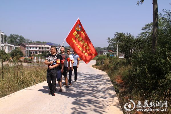 “群防群治守护家园”志愿服务队的队员进村巡查油茶林