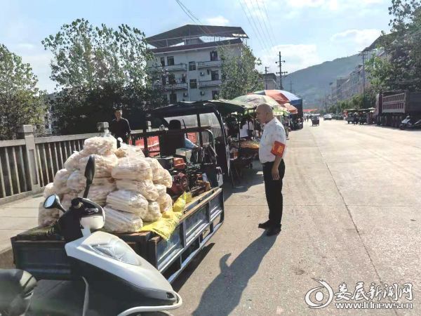 3.清理校园周边乱摆乱放的摊点
