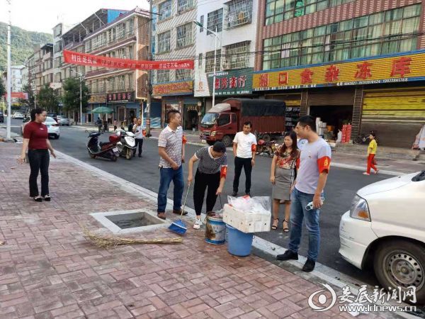2.在伏口镇市场路附近清理路边的杂物