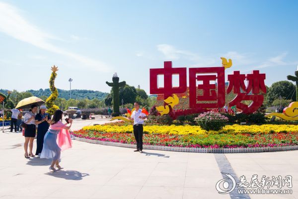 市民在孙水公园国庆展区前留影