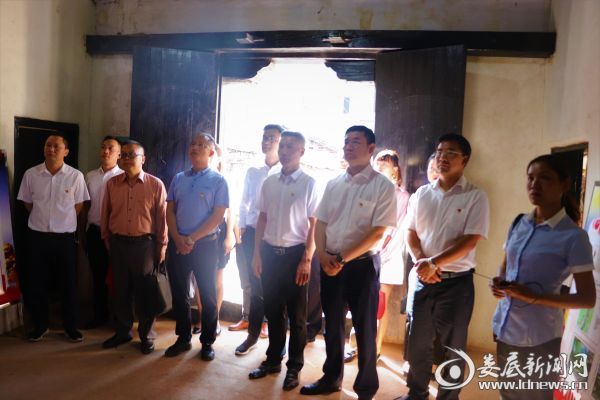 （在贺国中故居内，观看他英雄事迹相关视频）