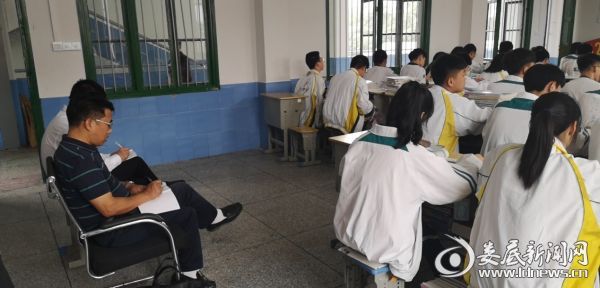 （评估专家深入课堂听课）