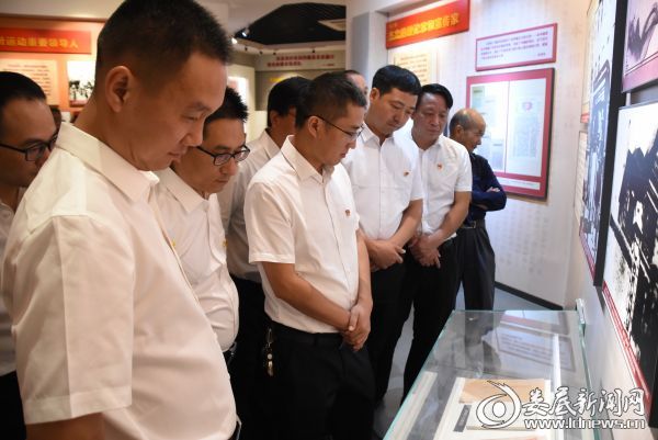 李国庆在一行在蔡和森纪念馆学习