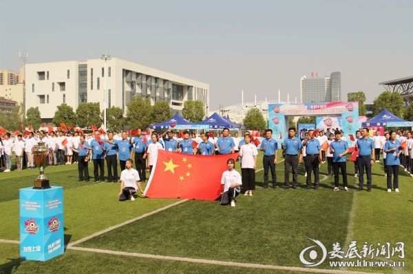 （中场休息时，全场观众齐声高唱《我和我的祖国》）