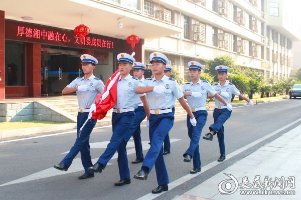 （8时30分，升国旗仪式正式开始，护旗手昂首阔步，迎着朝阳护着国旗走向升旗台）