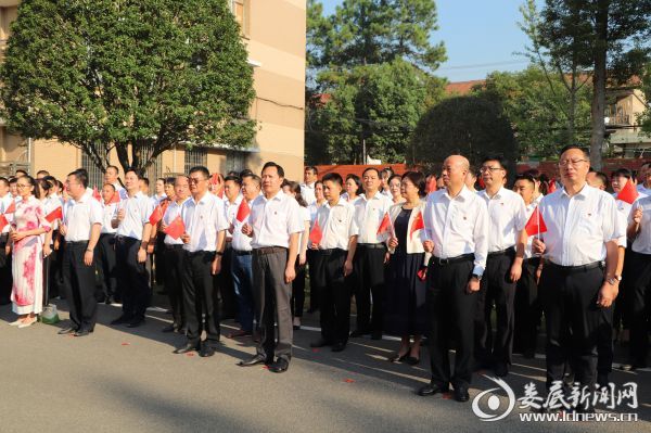 （市人大、市政协在家市级领导，机关全体党员干部职工及及民主党派、群团组织代表一同参加了升国旗仪式）