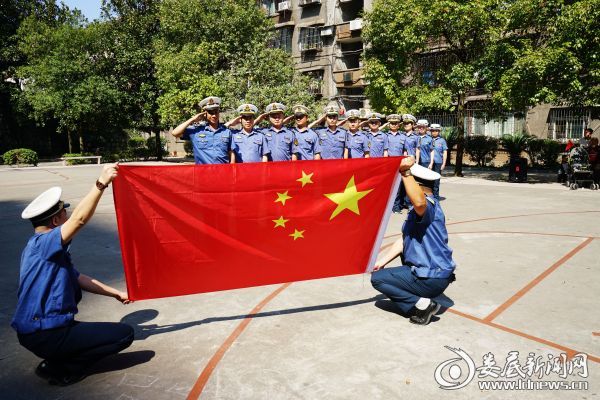 执法人员与国旗合影