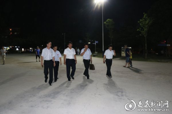 领导带班，巡查公园安全工作