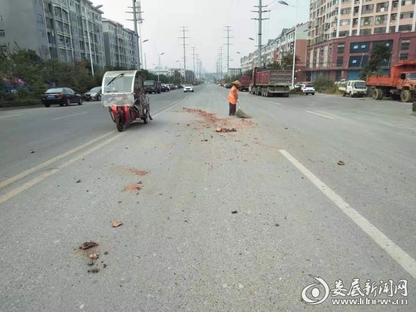 颜小成清扫丹阳路货运车撒漏到主干道上的建筑垃圾