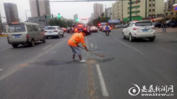 刘小桂铲乐坪西街主干道上撒漏的混凝土