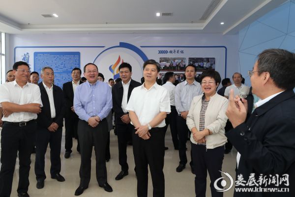 （下午，观摩团赶往新化县，现场观摩了现代农业产业园新源食品、丰谷食品农产品精深加工等项目）