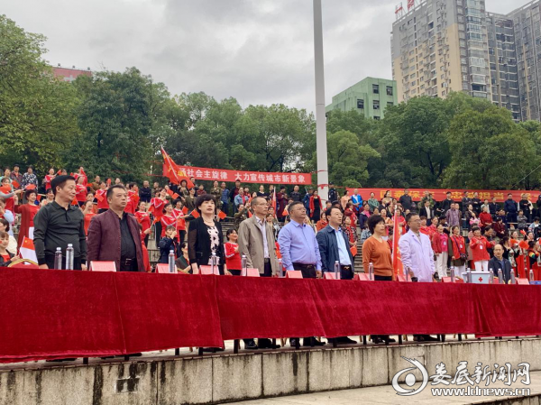 （出席活动的领导）