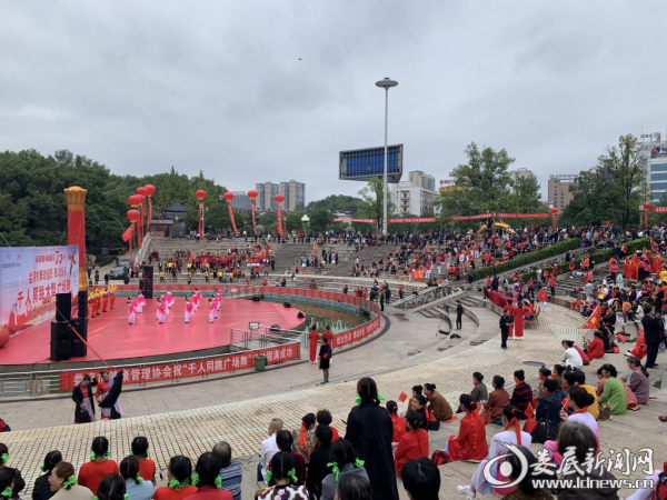 （10月12日上午，娄底市“舞动健康、舞动快乐”千人同跳大型广场舞礼献祖国70华诞活动在娄星广场举行）