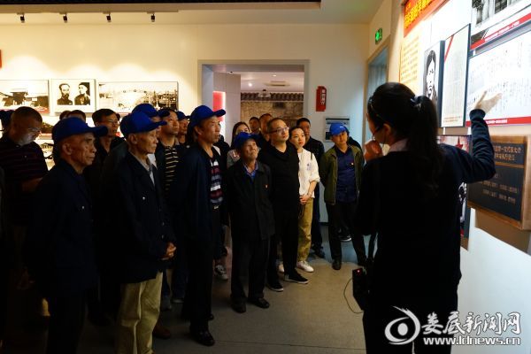 (党员仔细了解蔡和森先进事迹)