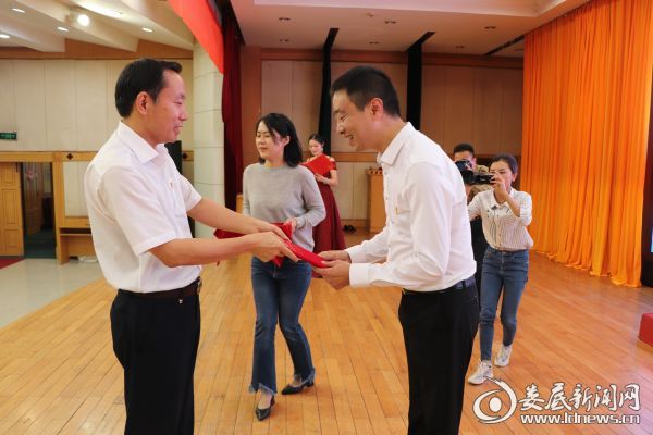 （市应急管理局党组书记、局长肖志成为获奖选手颁奖）