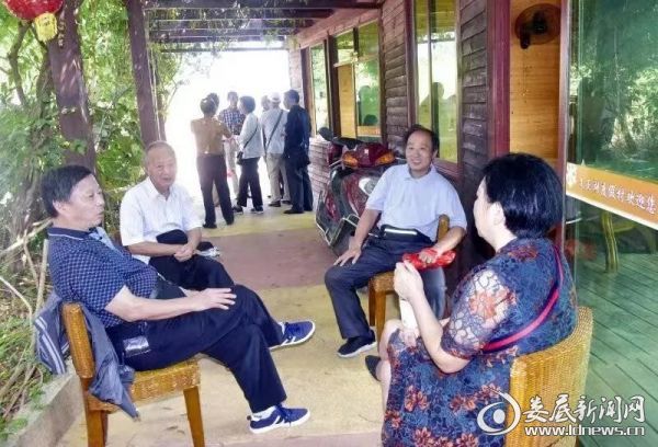 （&ldquo;开轩面场圃，把酒话桑麻）