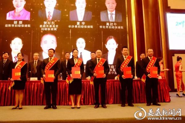 （贺军民上台领奖（右三））